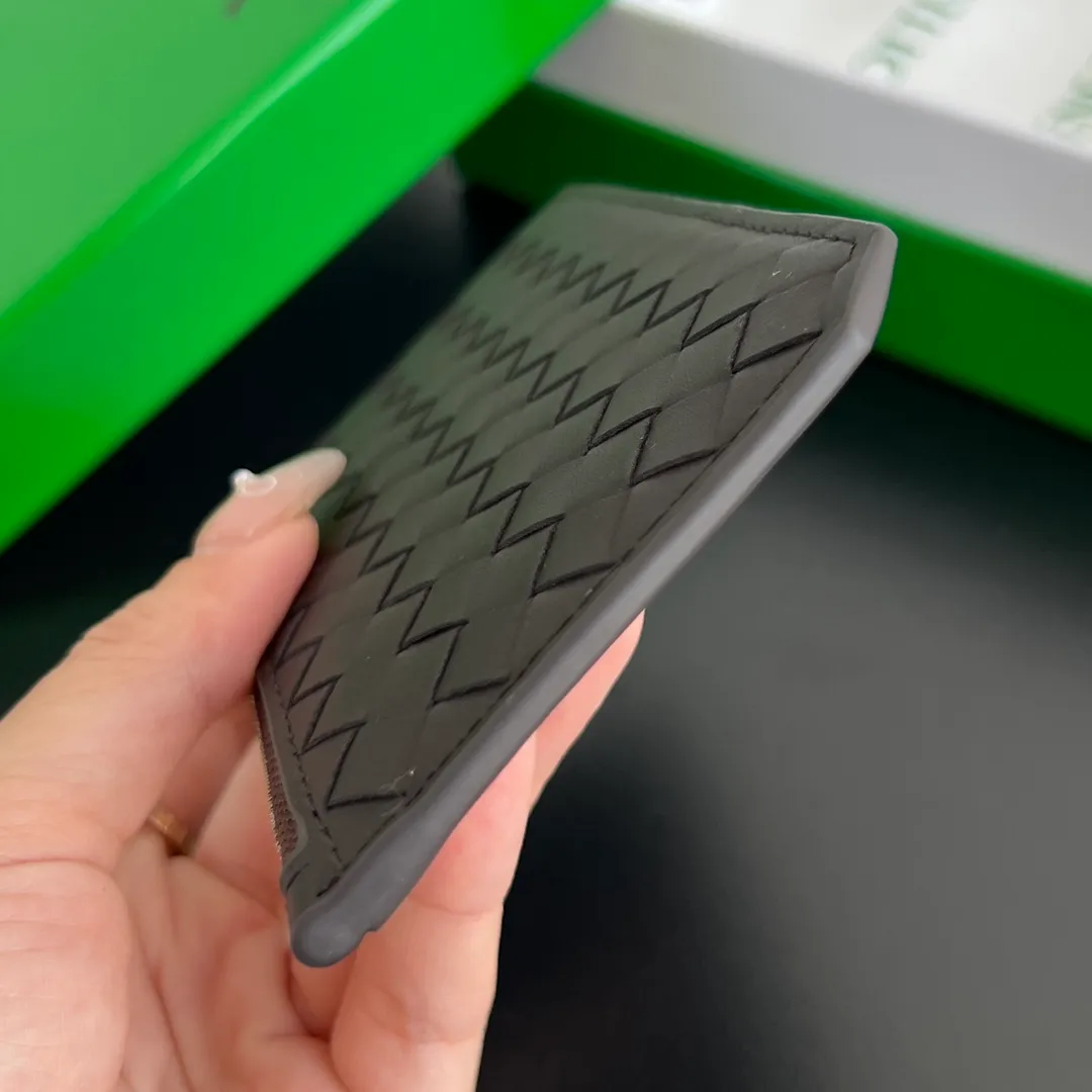 BV’s new 805827 vertical zipper card holder 🎈 The classic small woven work that I miss 0.7 is back. It’s really very design-friendly. The calfskin texture is high-end. It’s carefully designed with five card slots and a central compartment. You can also put cash in for daily use. You deserve to have such an thoughtful design. Size: 12*7*0.5 layers cm P540